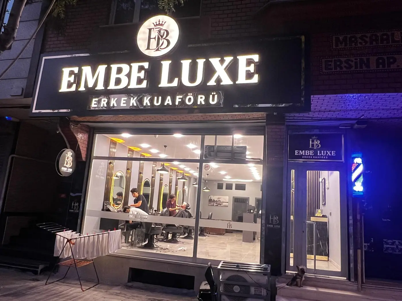 EMBE LUXE Erkek Kuaförü Bayrampaşa gece dış cephe tabela