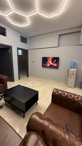EMBE LUXE Bayrampaşa erkek kuaförü bekleme alanı