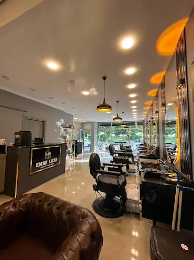 EMBE LUXE Bayrampaşa erkek kuaförü karşılama ve salon genel görünüm