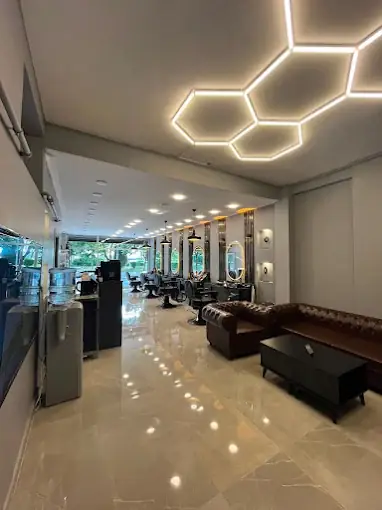 EMBE LUXE Bayrampaşa erkek kuaförü salonun genel görünümü
